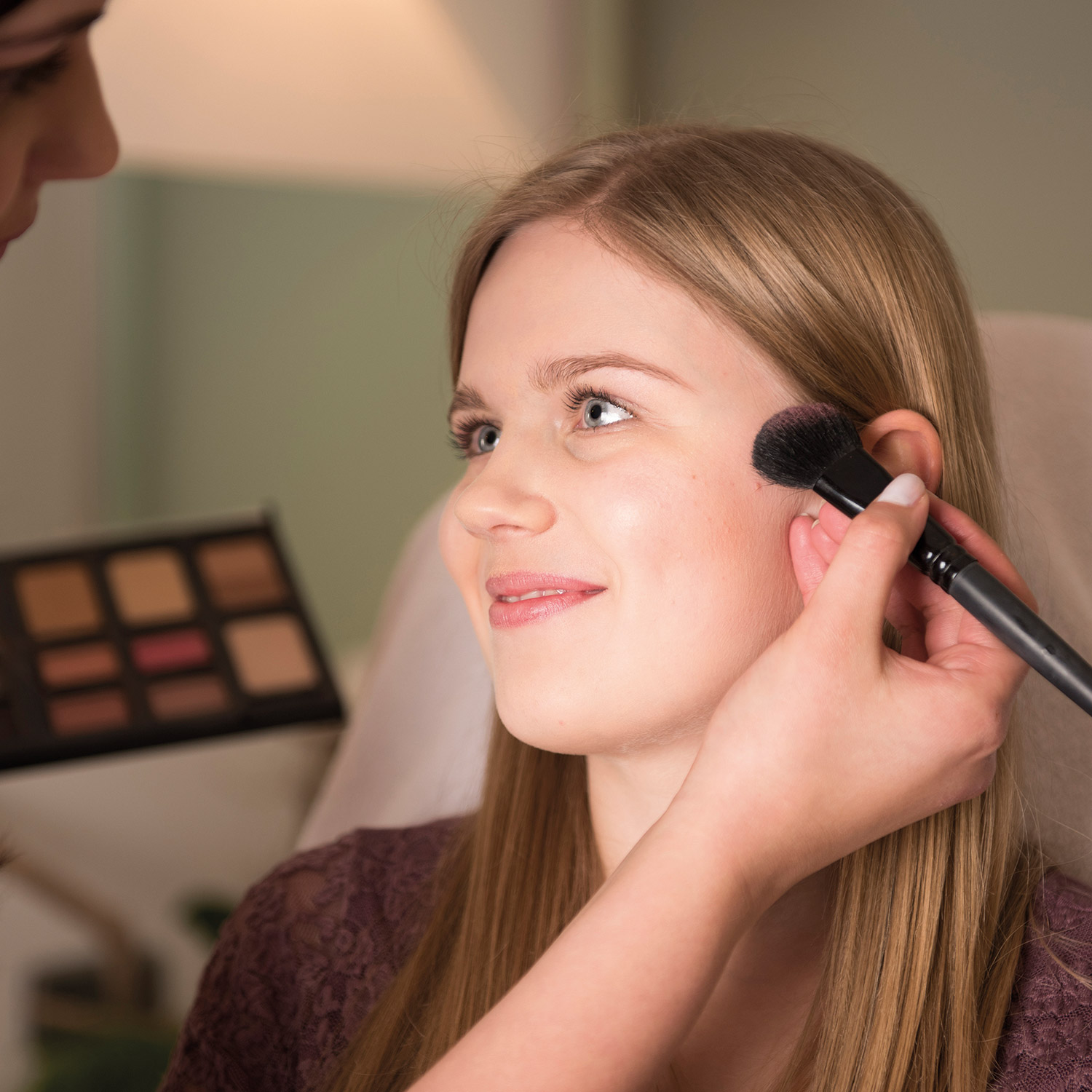 Make-up wird aufgetragen