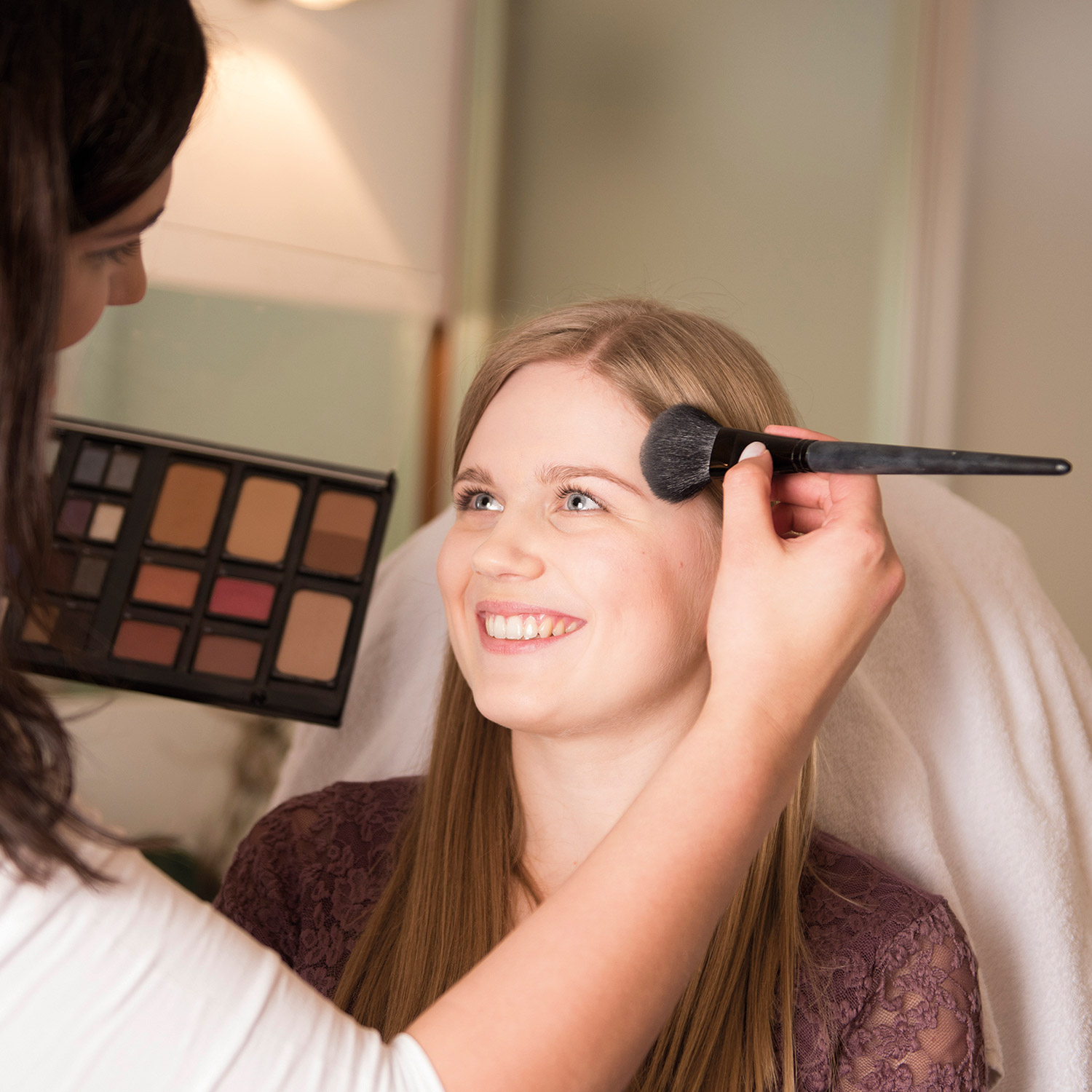 Make-up wird aufgetragen